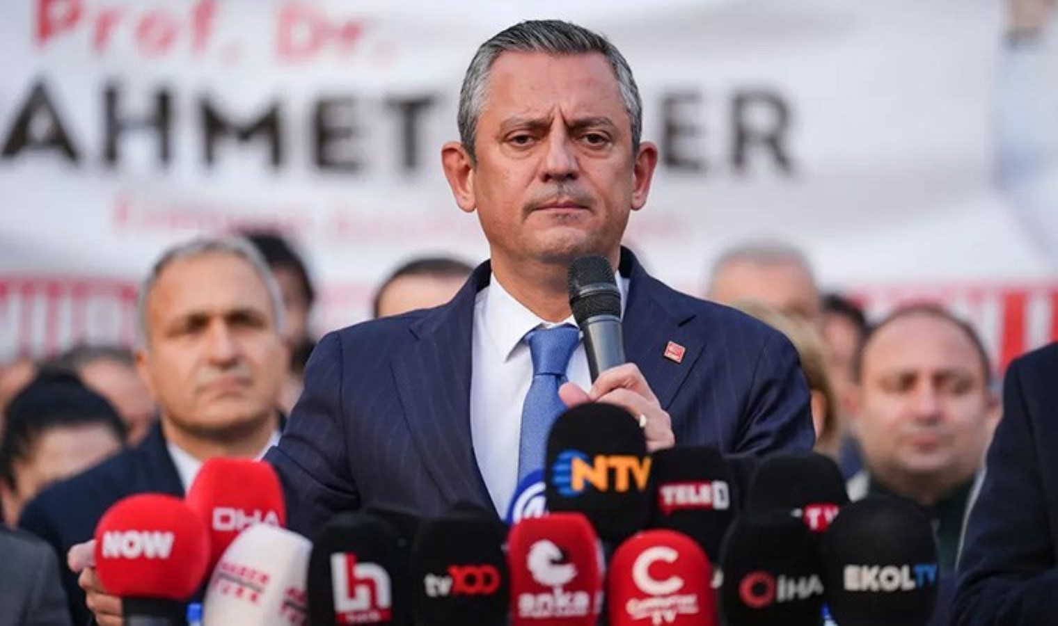 CHP lideri Özel’den ‘Demokrasi nöbeti Özer görevine dönene kadar sürecek’ çıkışı: ‘Bu işgal bitsin’